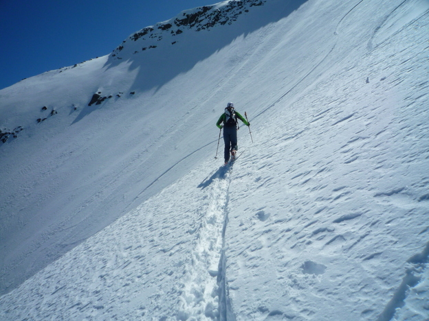 Couloir Pépin : après de la "cartonnée" irrégulière, de la poudreuse qui colle très bien aux peaux  ;o(  ;o)