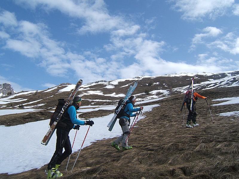Deuxième portage : 300 mètres, avant de chausser les skis.