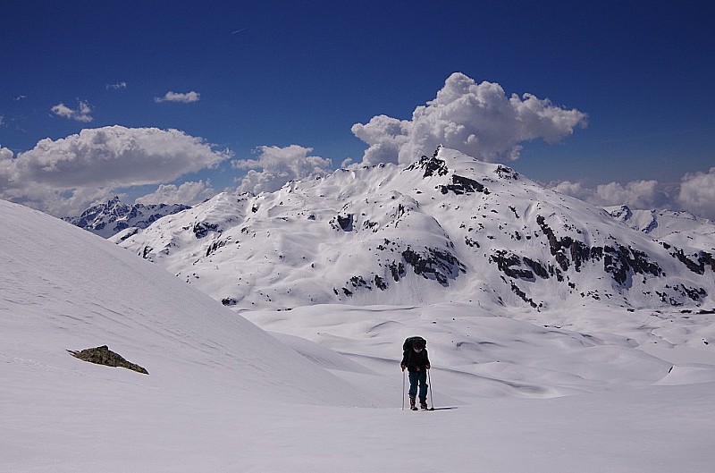 Arrivant au col : Les nuages se développent bien vers le sud
