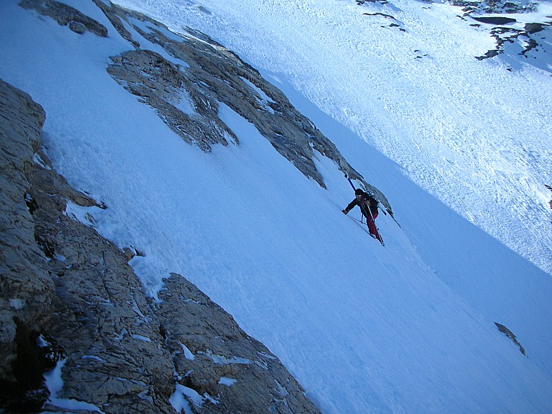 Dernière pente : Cyrille rejoint l' éperon par la droite