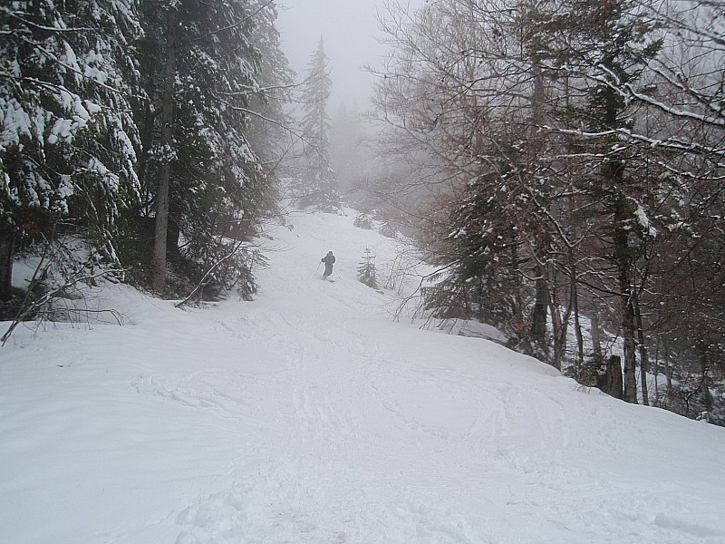 En bas 2804 : ça skie jusqu'à la route!