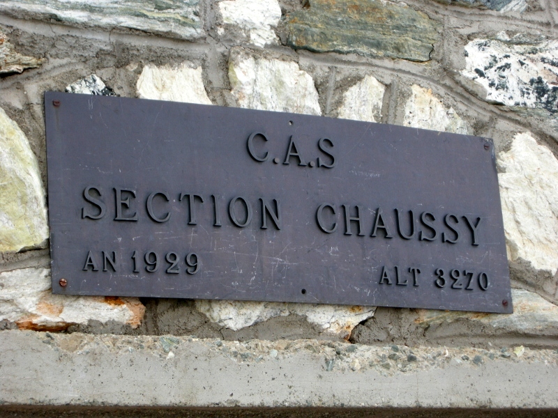 cabane de Tracuit : plaque de l'ancien refuge