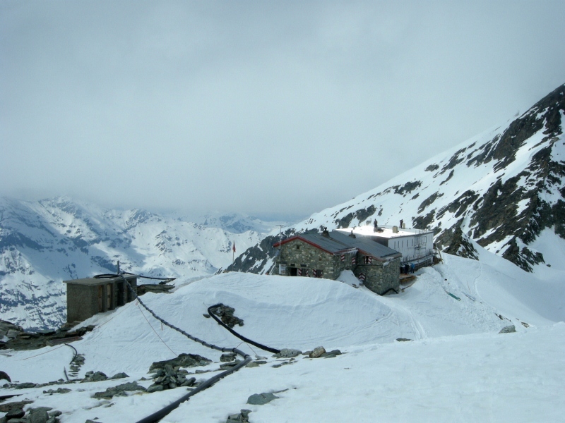 cabane de Tracuit : ancien et nouveau refuges accolés et toilettes"rustiques"