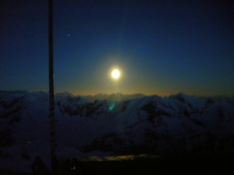 coucher de lune : coucher de lune avant le départ au Bishorn