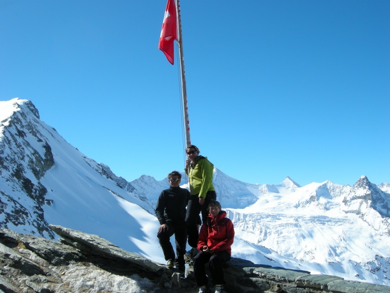 à la cab de Tracuit : autre portrait de groupe avec dames...et drapeau suisse