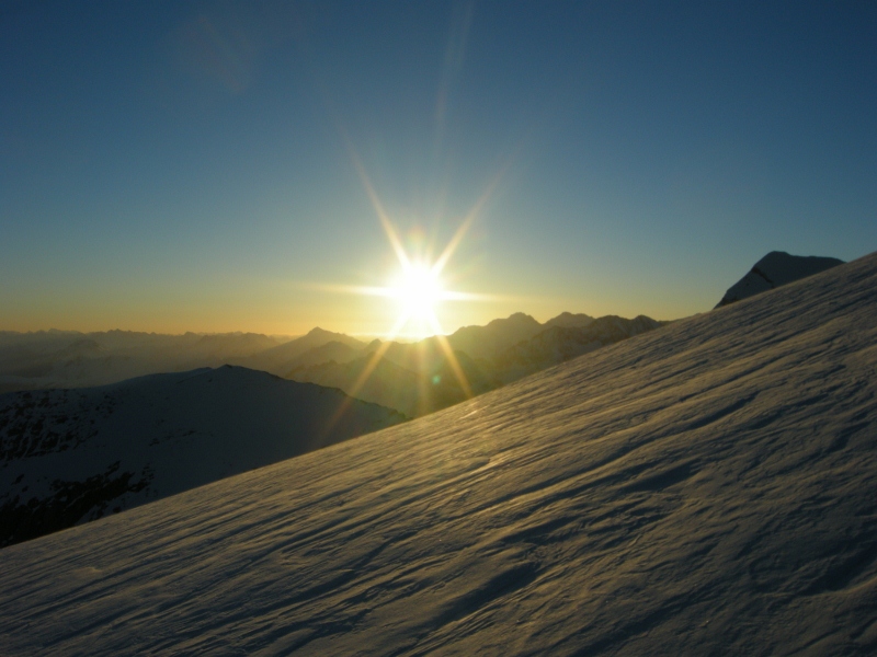 lever de soleil : lever de soleil dans la montée au Bishorn