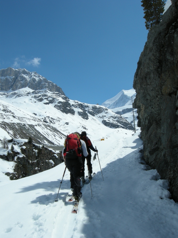 montée à Turtmannhütte : à l'approche du barrage, on devine la Turtmannhütte sur l'éperon