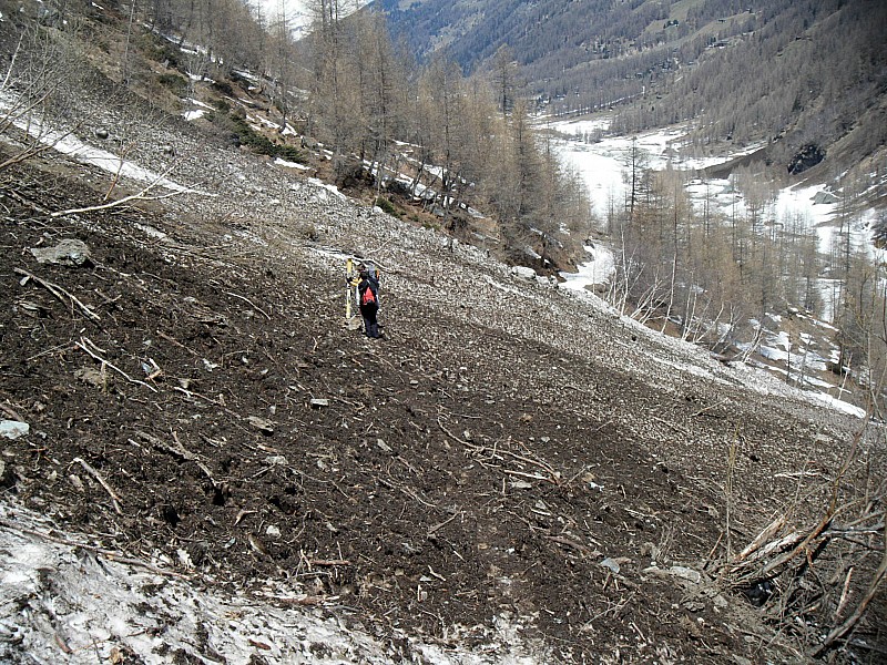 descente sur Zinal : culots d'avalanche bien terreux, il faut déchausser
