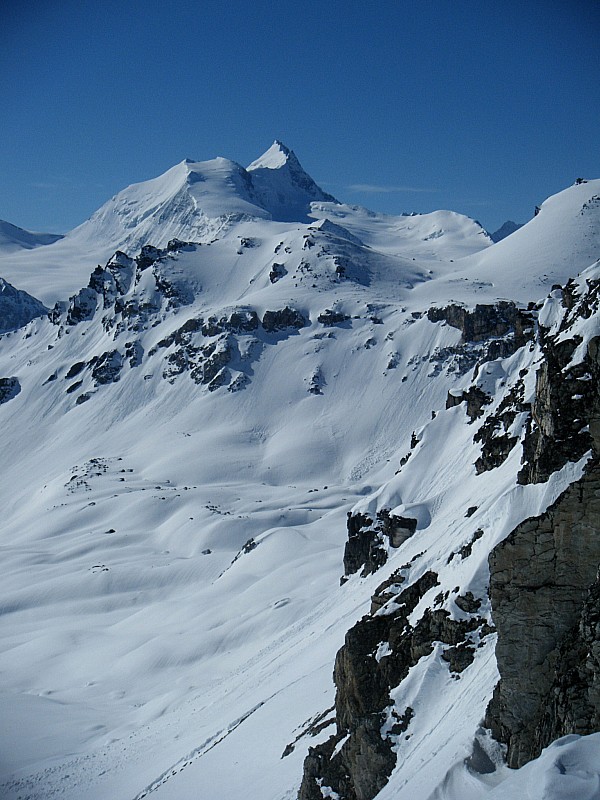 Bishorn..très loin : première vision du Bishorn depuis le Meidpass