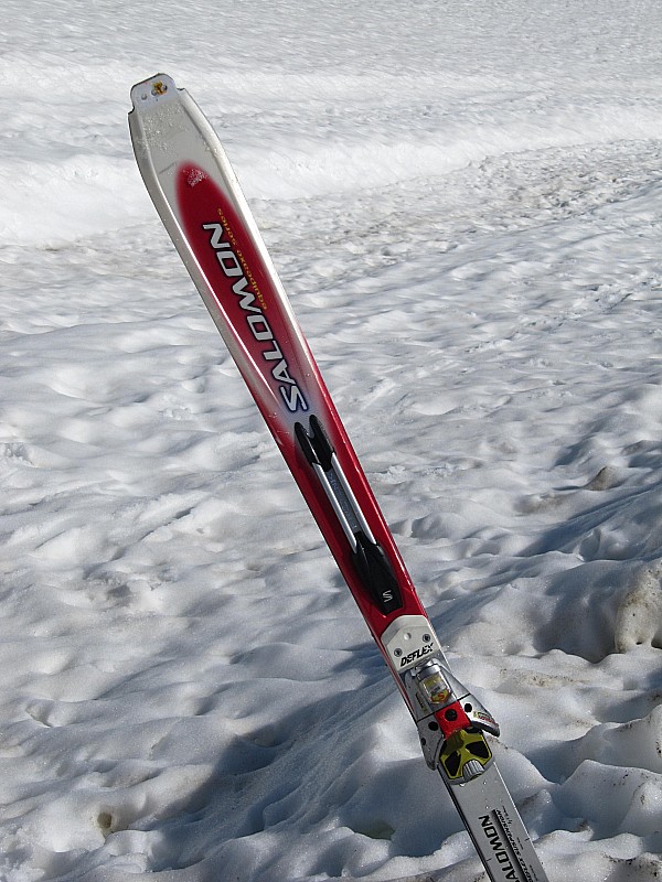 Nous avons trouvé un ski : de descente. Il se trouve vers le point 1808, avant le col du Christ.