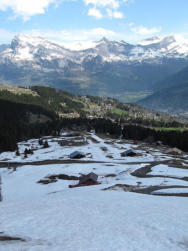 Vue sur le bas de la descente. : Possibilité de rejoindre pratiquement le parking en jouant avec les langues de neige.
