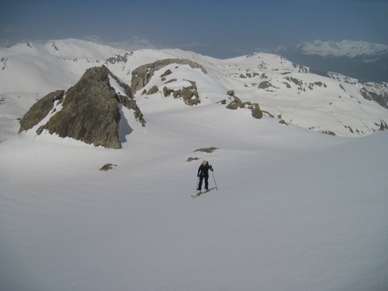 Dans la combe rocheuse, sous l'arête sommitale vers 2775m