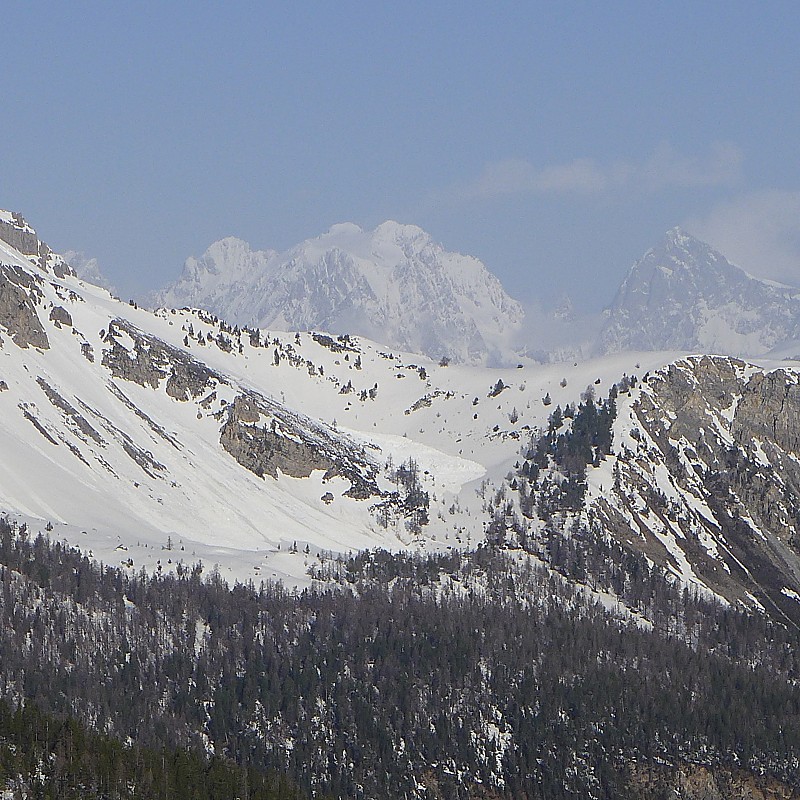Les Ecrins dans la brume : c'est gavé de neige.