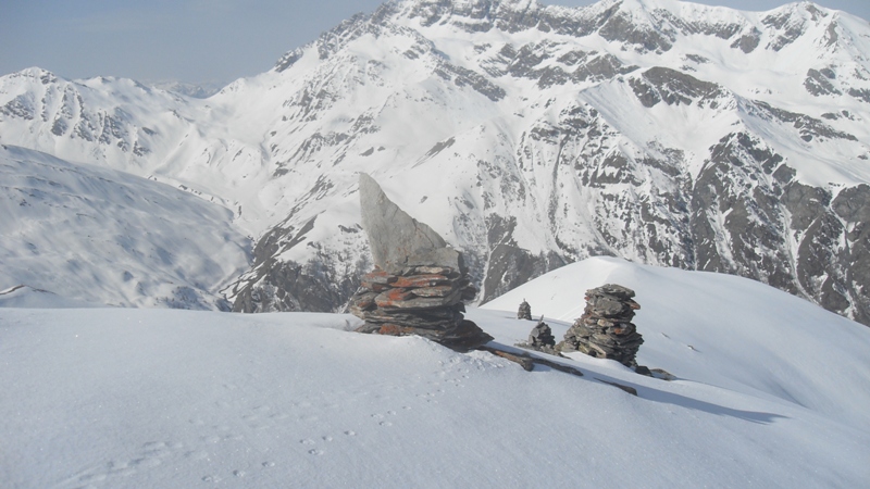 les nombreux cairns des crêtes.