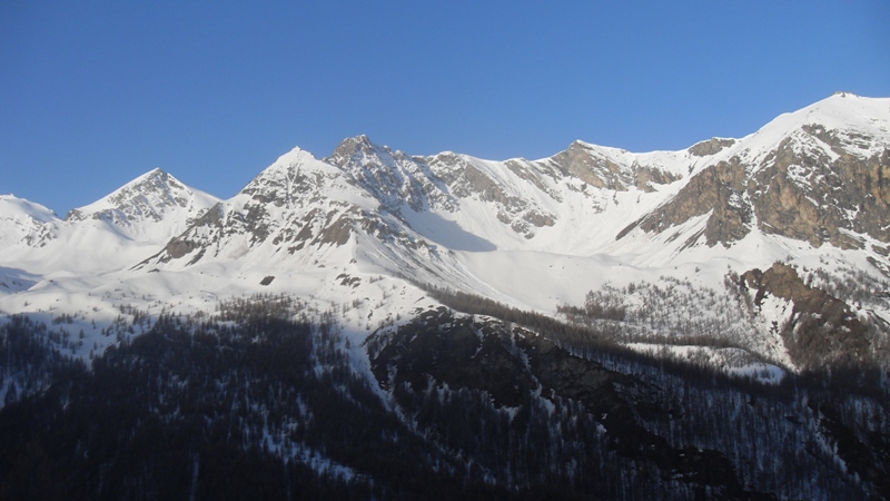 La Charvie à droite, la sortie prévue ce matin, montée par la combe du Lasseron et descente par ce grand cirque, mais tout est ravagé par les coulées.