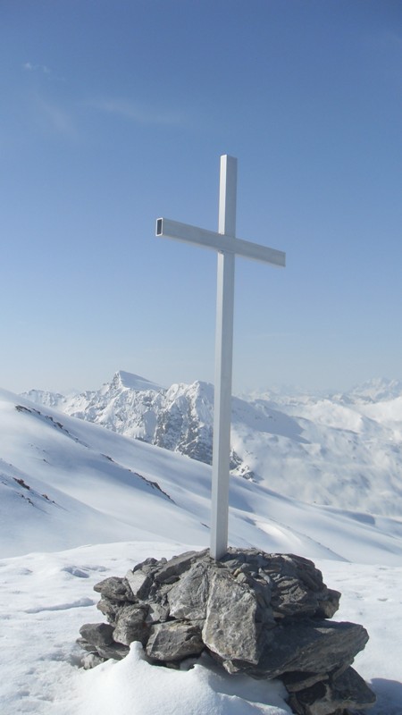 Nouvelle croix sobre en Alu (c'est bien pour ceux qui l'on porté) sur fond de pic Lombard et de Petit Roche Brune.