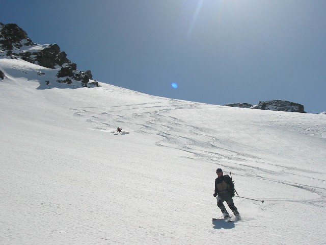 Encore de la poudreuse : Seb et Moms se régalent dans cette face Nord de roche Noire