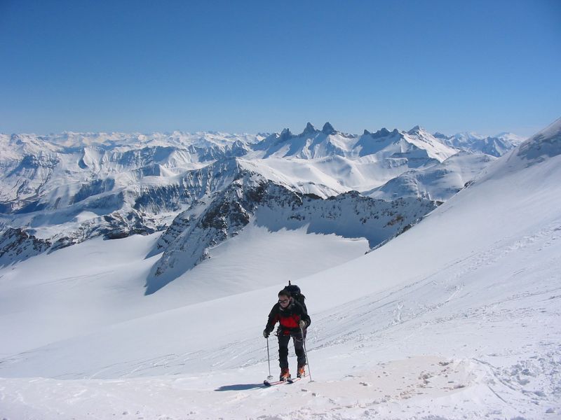 Sur le glacier de l'Etendard : En arrière plan les Aiguilles d'Arves