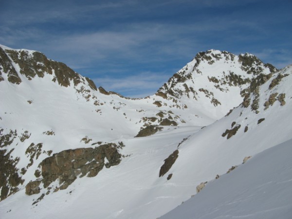 Traversée vers le col du Tepey : Joli parcours,pas trop raide ni exposé.Mais la glace n'est pas loin .Au fond,le col d'Arguille.