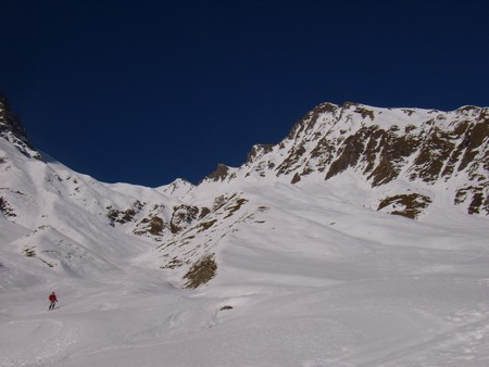 Pointe de Leisette : Une belle combe. A droite la face du jour.