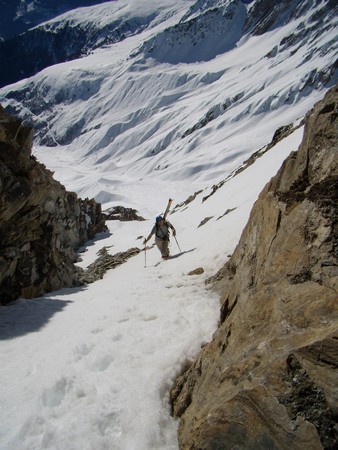 Pointe de Leisette : Le couloir vu de la brêche.