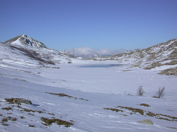 Lac de Nino : Le lac de Nino et le Capu à u Tozzu (à gauche)