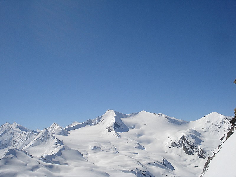 roc de bassagne : grandes aiguilles rousses, pointe du gros caval bien platré encore.