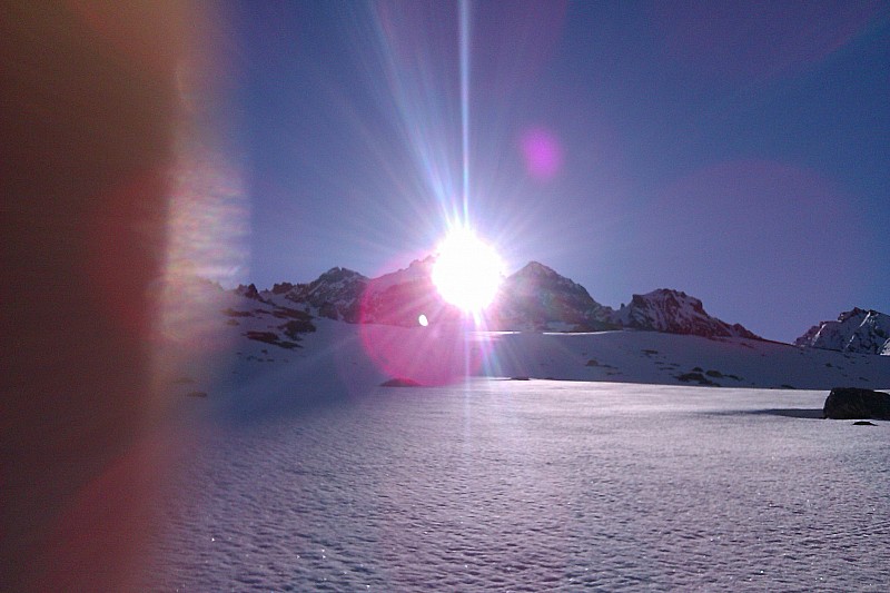 Soleil sur Mary : Le couloir de haute Mary s'éclaire mais nous n'irons pas