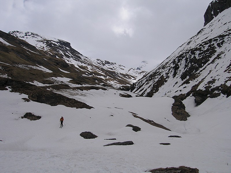 Dans la gorge : Ca devient un peu"rock & roll" mais sans surprise et "roulant" sur avalanches et neige de névé.