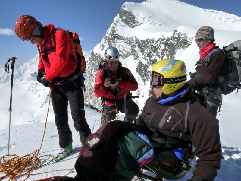 Nat au Fluchthorn : L'équipe profite d'une pause bien méritée au sommet du Fluchthorn.