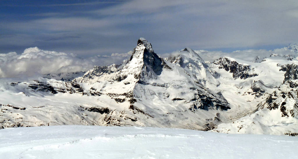 Enfin le Sommet ! : Vue du Cervin depuis l'Alphubel, à 4200 mètres ! Manque de chance, mes fixes sont gelées et je ne peux pas finir le tractage pour les deniers mètres restants, mais peu importe, l'arrivée est magnifique, et je retrouve le groupe de