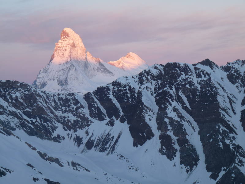 Levé du Soleil sur le Cervin : Le Matterhorn prend le Soleil.