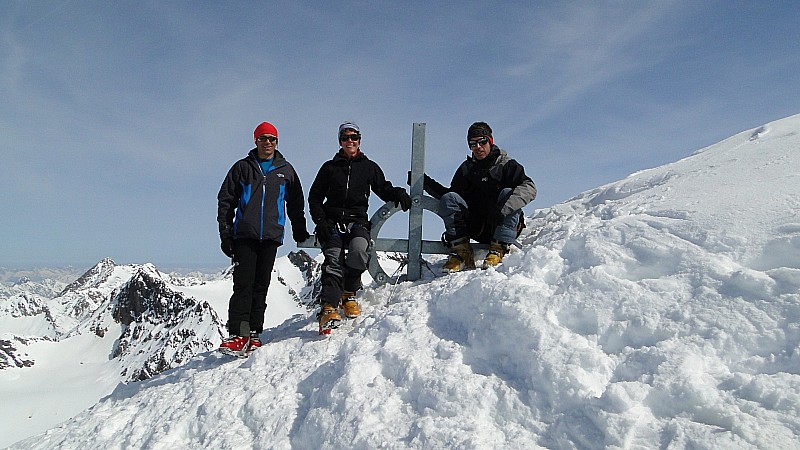 Ötztal 2013 : Au sommet du Fluchtkogel. On a pas osé arriver à ski sur la croix, peut-être que cela ne se fait pas...