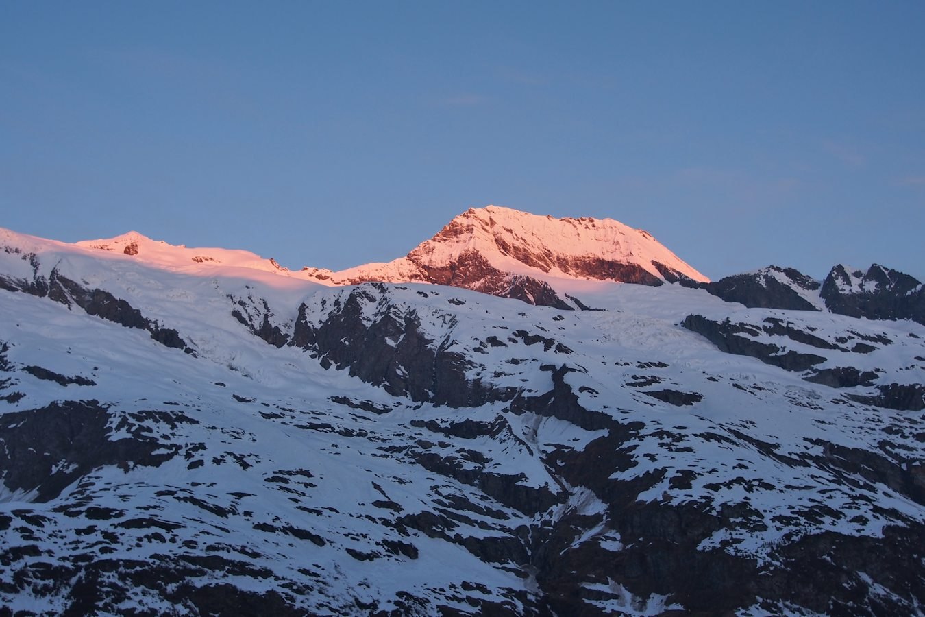 Une belle journée s'annonce : Lever de soleil sur le Mont Pourri.