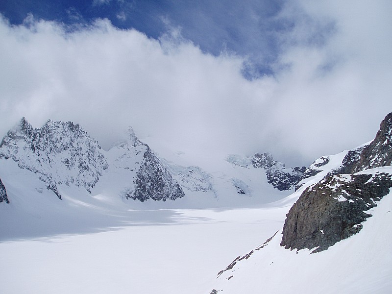 jeudi après notre tentative au Dôme dans le brouillard, ça se dégage un peu mais la neige est pourrie.