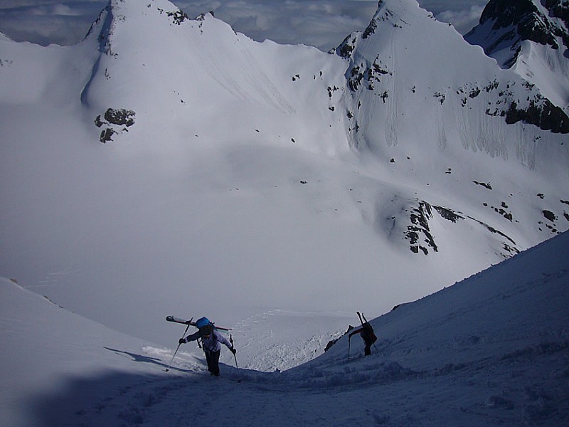 A pieds dans le couloir de gauche