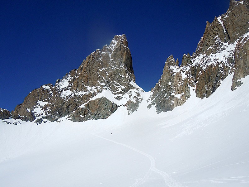 Col de la Casse Déserte : Son versant Est Vu du pied du Col des Neiges.