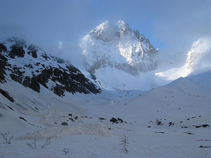 Vallon des Etages : On sort de la crasse ... et la Pointe du Vallon de Etages apparait.