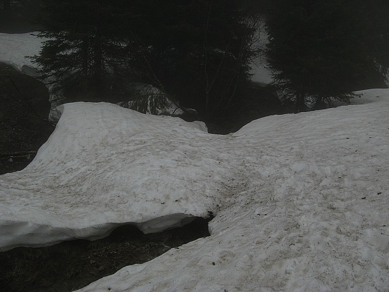 Traversée rivière : Traversée du dernier pont de neige vers 1680m sur le début du sentier du lac des Pirouettes