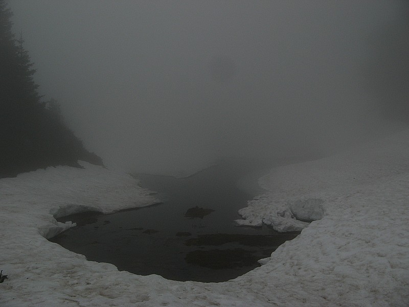 Lac des Pirouettes : Lac dégelé sur les 3/4 de la surface, il faut désormais le contourner.