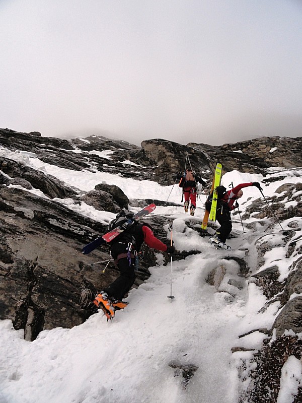 Pointe de Charbonnel : On se faufile entre les barres.