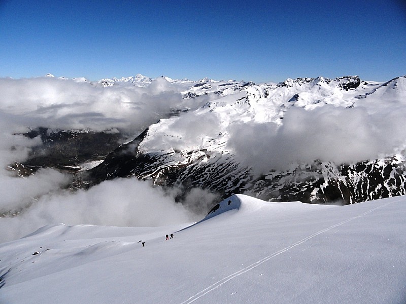 Pointe de Charbonnel : Panorama et grandes pentes de neige au-dessus des nuages