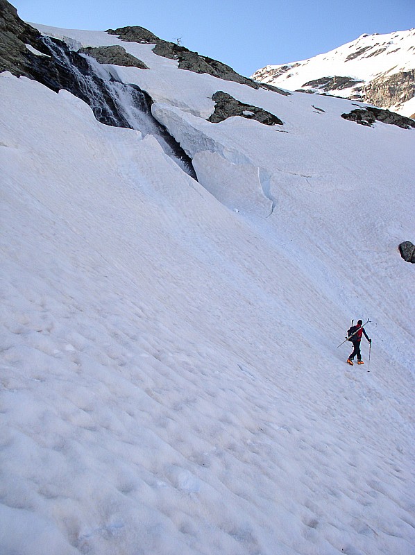 devers : Traversée en devers à pied  crampons plus rassurants