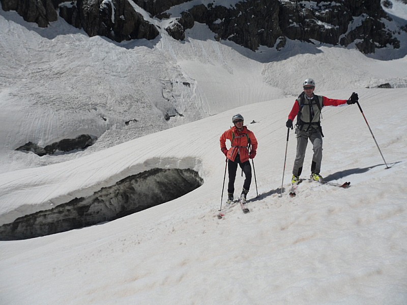 Grande Ruine : Olivier et Jérôme devant une belle crevasse du glacier de la plate des agneaux.