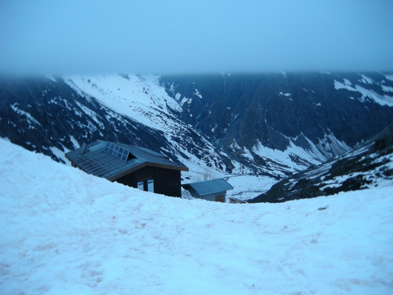 refuge de Chabournéou : double toit : le plafond bas des nuages près de toucher celui du refuge au petit matin