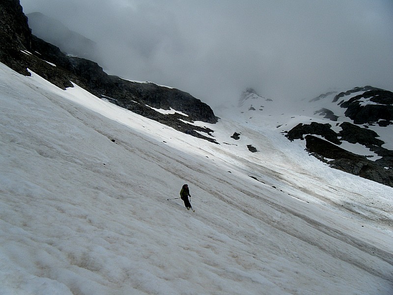 bas du vallon du Pis : descente grisante malgré une neige ridée de saison tirant sur sa fin