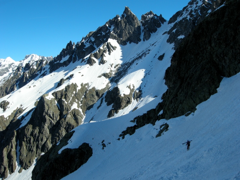 traversée Rognons - vallon du : c'est là que çà bascule dans le vallon du Pis (crampons utiles par neige dure)