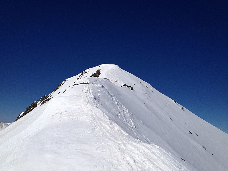 Ca passe ski aux pieds : pour le sommet.