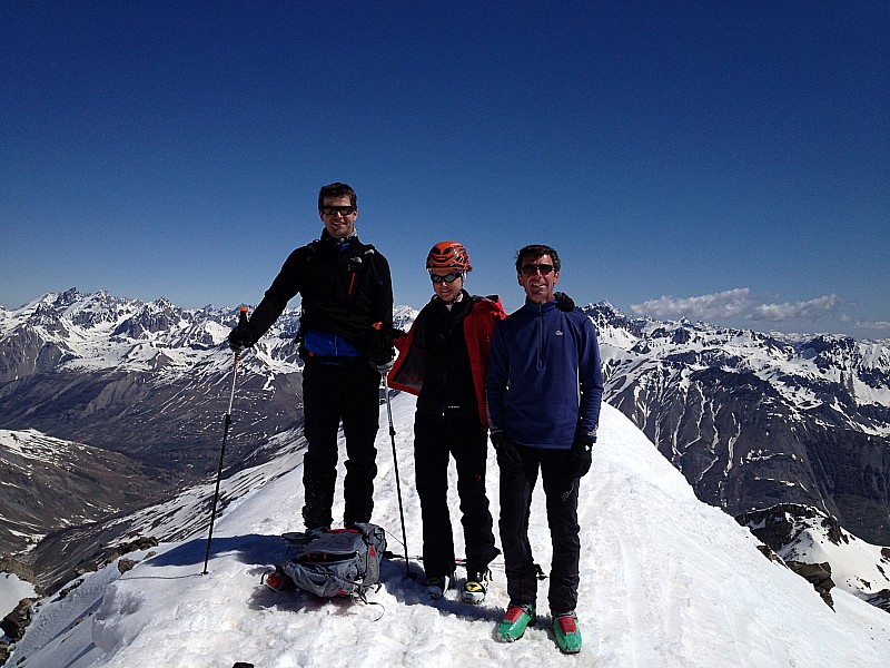 Bonne compagnie : derriere Christophe le Mont Viso.