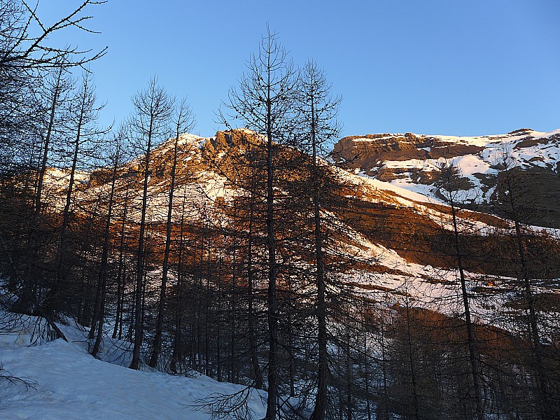 Au-dessus des cascades : le soleil arrive; ça va rôtir!